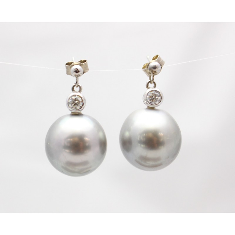 Dove grey pearls earrings by Catherine Marche Fine Jewellery | Finematter