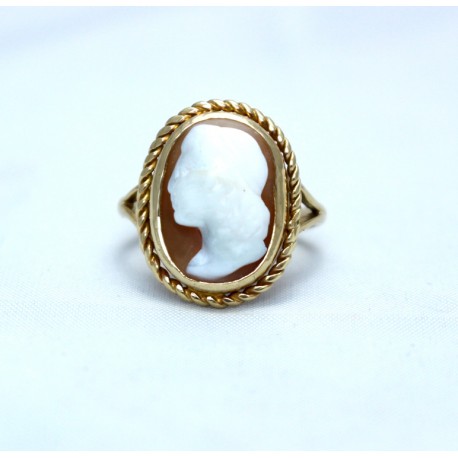 Cameo ring 9ct gold