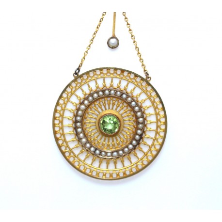 Peridot and pearl gold pendant