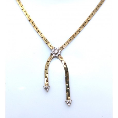 Flat link chain with diamond detail