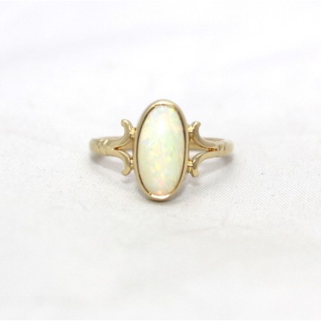 Oval opal ring